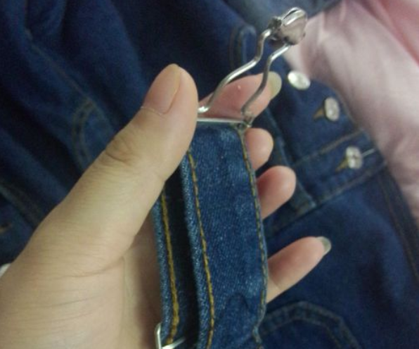 將已經穿過葫蘆扣的背帶向后捋，使其與前面的背帶平行